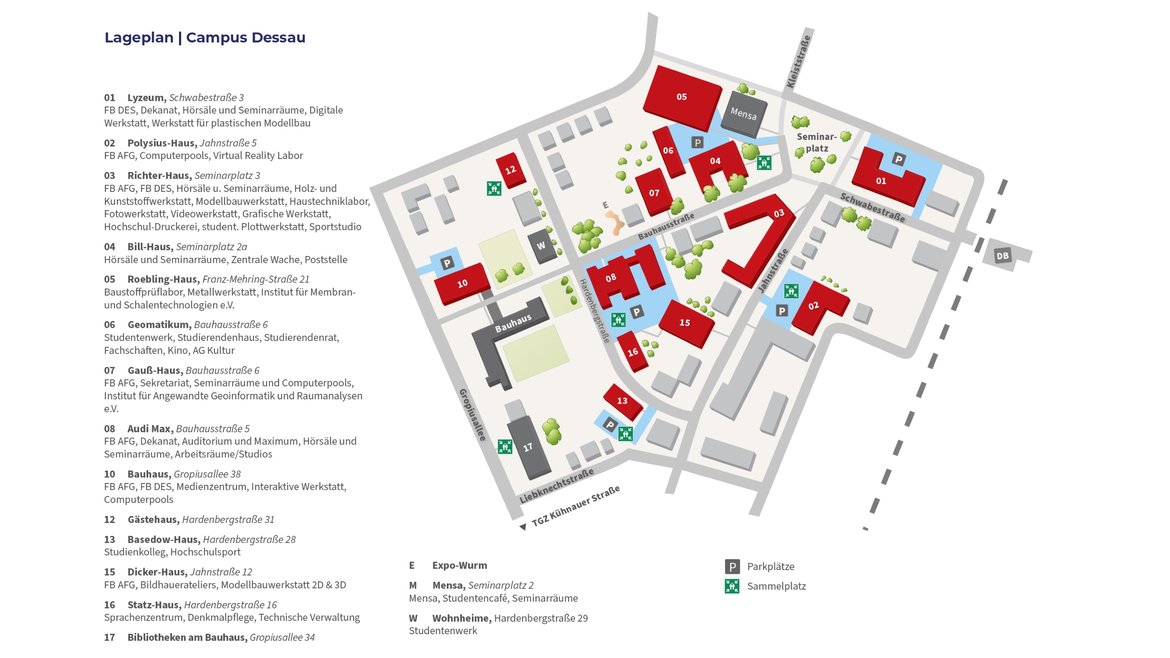 "Lageplan des Campus Dessau. Der Plan zeigt Gebäude, Wege, Grünflächen und Parkplätze. Jedes Gebäude ist mit einer Nummer und Beschreibung versehen. Es gibt auch Symbole für Eingangsbereiche, Parkplätze und Grünflächen. Der Campus ist übersichtlich in einem Rasterlayout dargestellt."