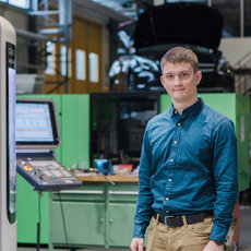 Studierender steht in der Werkstatt