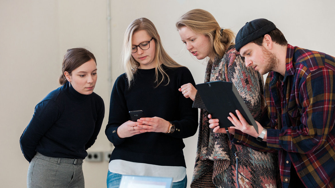 Studierende mit mobiler Technik