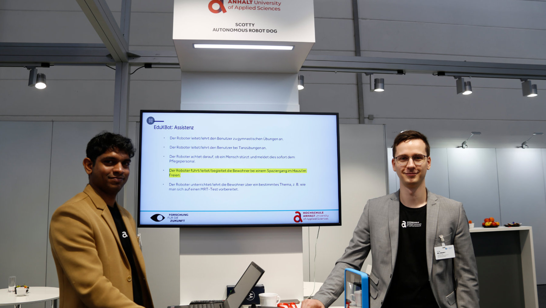 Subashkumar Rajanayagam (li.) und Nils Dohndorf (re.) am Messestand