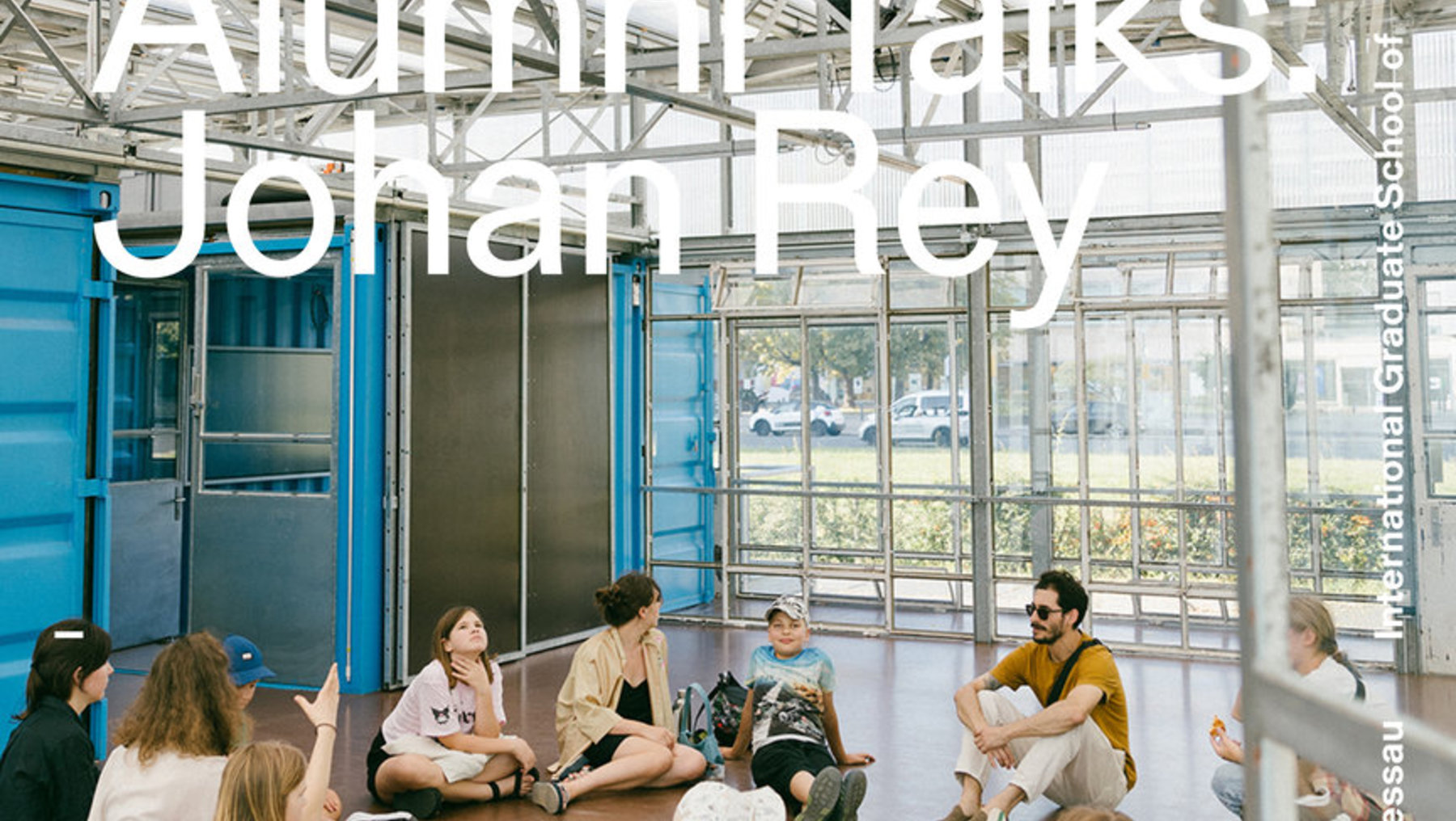 Ein Vortrag im Rahmen der „Alumni Talks“ mit dem Gastredner Johan Rey am Mittwoch, den 26. Mai um 19:30 Uhr in Gebäude 08, Raum 08/006. Eine Gruppe von Zuhörern sitzt in einem hellen, modernen Raum und hört aufmerksam zu.