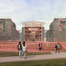 Moderne Ausstellungshalle mit zwei großen Betonpfeilern, dazwischen ein offener Eingangsbereich mit Holzgerüst. Menschen spazieren auf einem roten Weg vor dem Gebäude, das Banner mit dem Namen „Museum“ trägt.