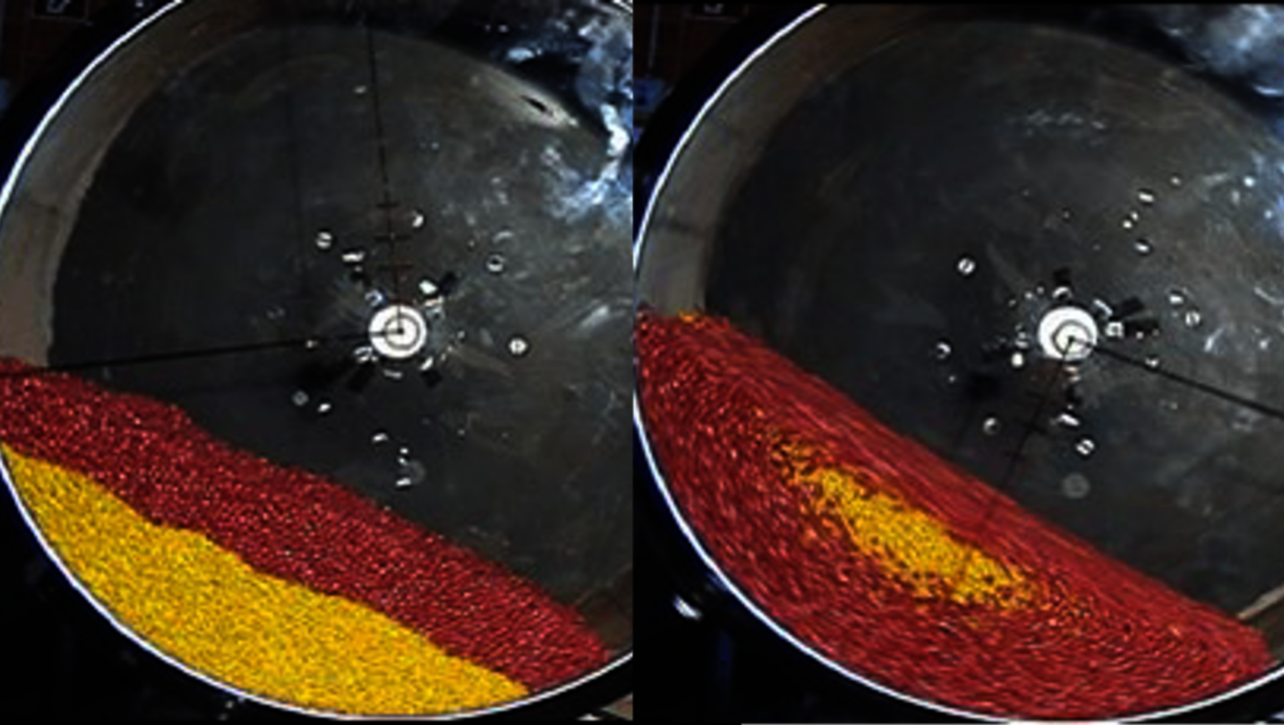 Zwei nebeneinanderliegende runde Behälter mit Schichten aus kleinen, gelben und roten Kugeln, die sich vermischen – links noch klar getrennt, rechts bereits teilweise durchmischt.