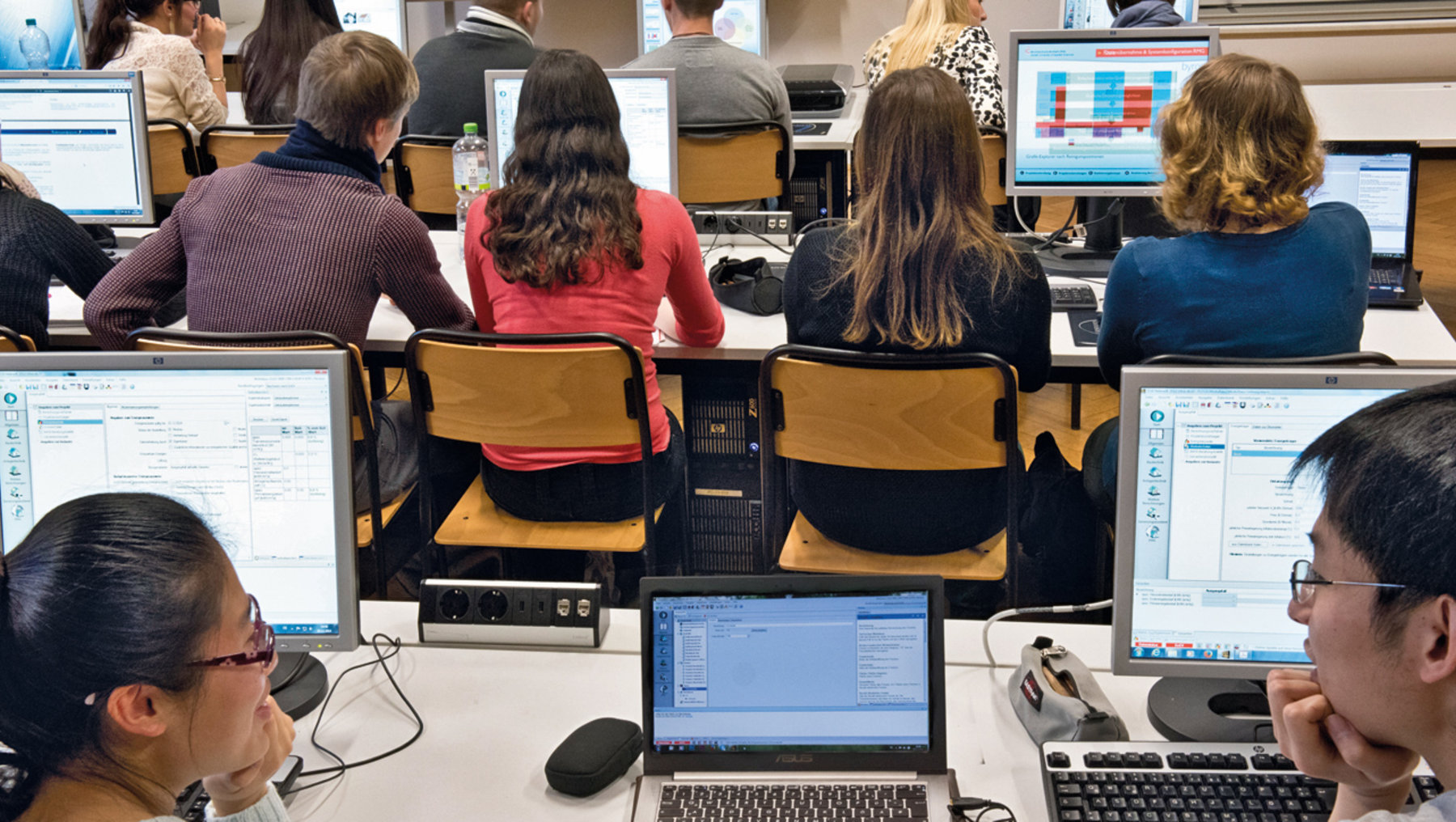 Studierende arbeiten im Hörsaal am PC