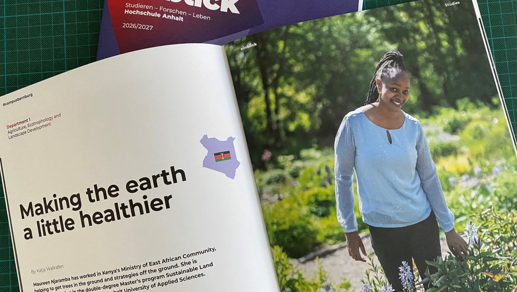 Zeitschrift „einblick“ mit Artikel über Hawon Abranko, die in Südafrika im Bereich Umweltmanagement und Naturschutz arbeitet. Titel: „Making the earth a little healthier“. Foto zeigt lächelnde Person in blauer Kleidung vor grüner Pflanzenlandschaft.