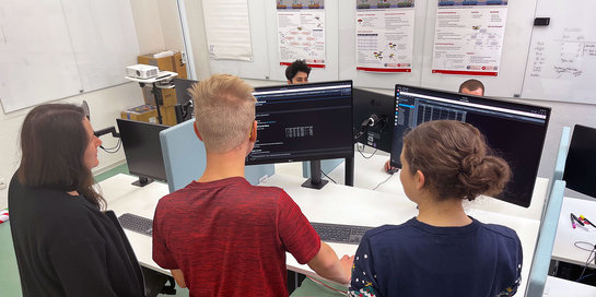 Informatik-Studierende vor Bildschirm