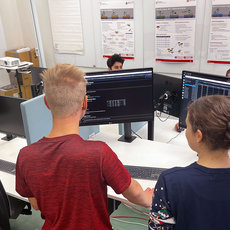 Informatik-Studierende vor Bildschirm