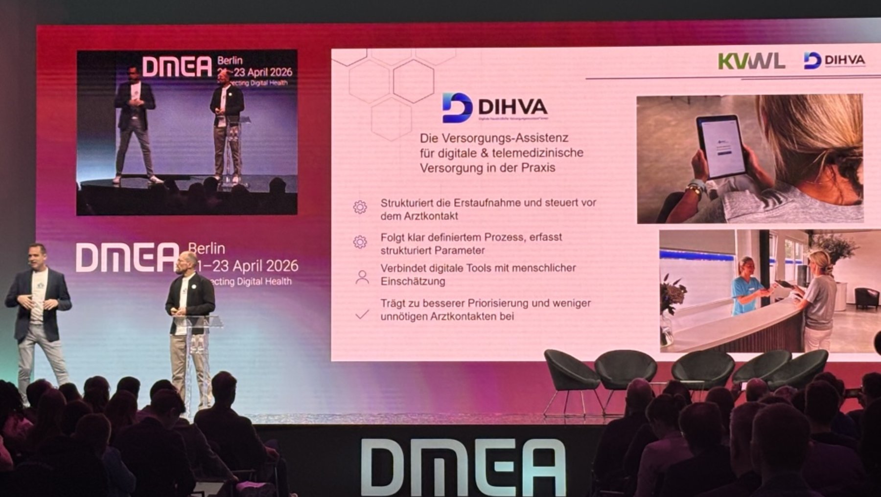 Auf einer Bühne präsentieren zwei Personen auf der DMEA-Messe in Berlin am 23. April 2026 ein Konzept zur digitalen Gesundheitsversorgung. Ein Bildschirm zeigt die Dihva-Versorgungs-Assistenz mit Strukturierung des Behandlungsprozesses, menschlicher Interaktion und Priorisierung von Aktionen.