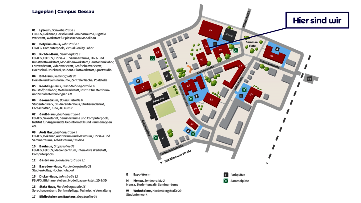 Lageplan des Campus Dessau mit markierten Gebäuden und Bereichen, darunter die Hochschule Anhalt mit verschiedenen Fakultäten wie Architektur, Medien und Design. Ein Pfeil zeigt den Standort „Hier sind wir“ im Bereich der Architektur und Medien.