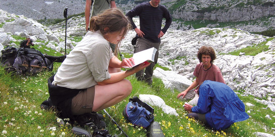 Studierende auf einer steinigen Berglandschaft