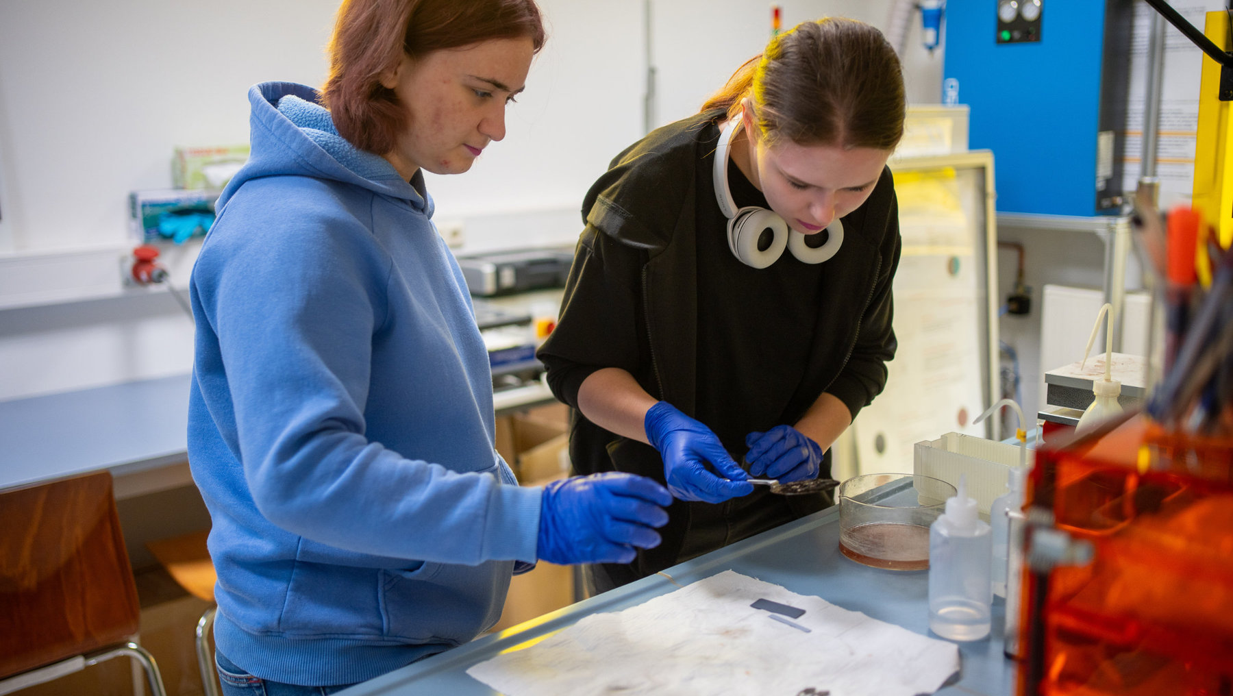 Studentinnen präparieren Halbleiter Wafer im Praktikum
