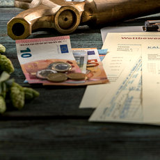 Diese Abbildung zeigt Geldscheine, eine Handvoll Münzen sowie verschiedene Kalkulationstabellen und Formeln zu Wert, Marktwert und Statistiken.

Deutschlandbezogene Übersicht, vermutlich zum Thema Finanzen odermerce.