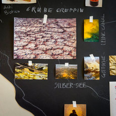 Karte mit markierten Zutaten und Orten: Grobe Creppin mit Vanille, Anti-Biotics, Leine Canal, Gletschereis, Silber-See sowie einer Skizze mit Bergpanorama und einer Person in der Natur.