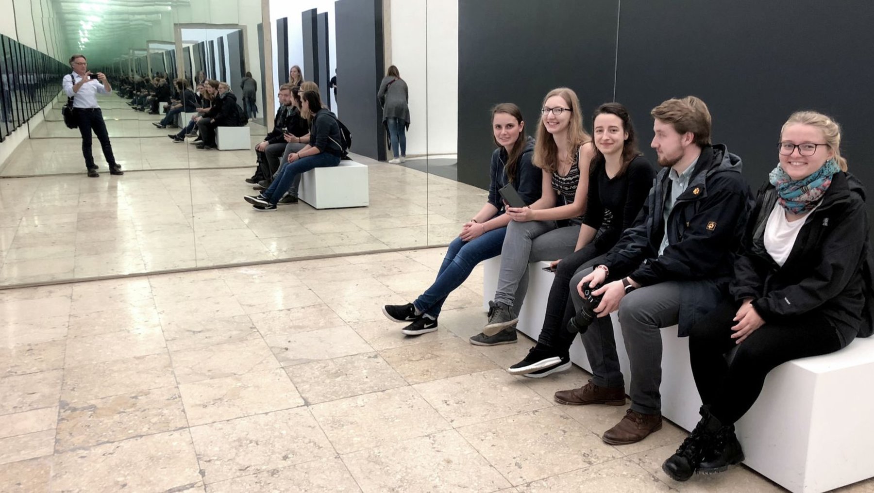 Videoinstallation "Unbuilding Walls" zum Thema Trenung und Ausgrenzung im deutschen Pavillon