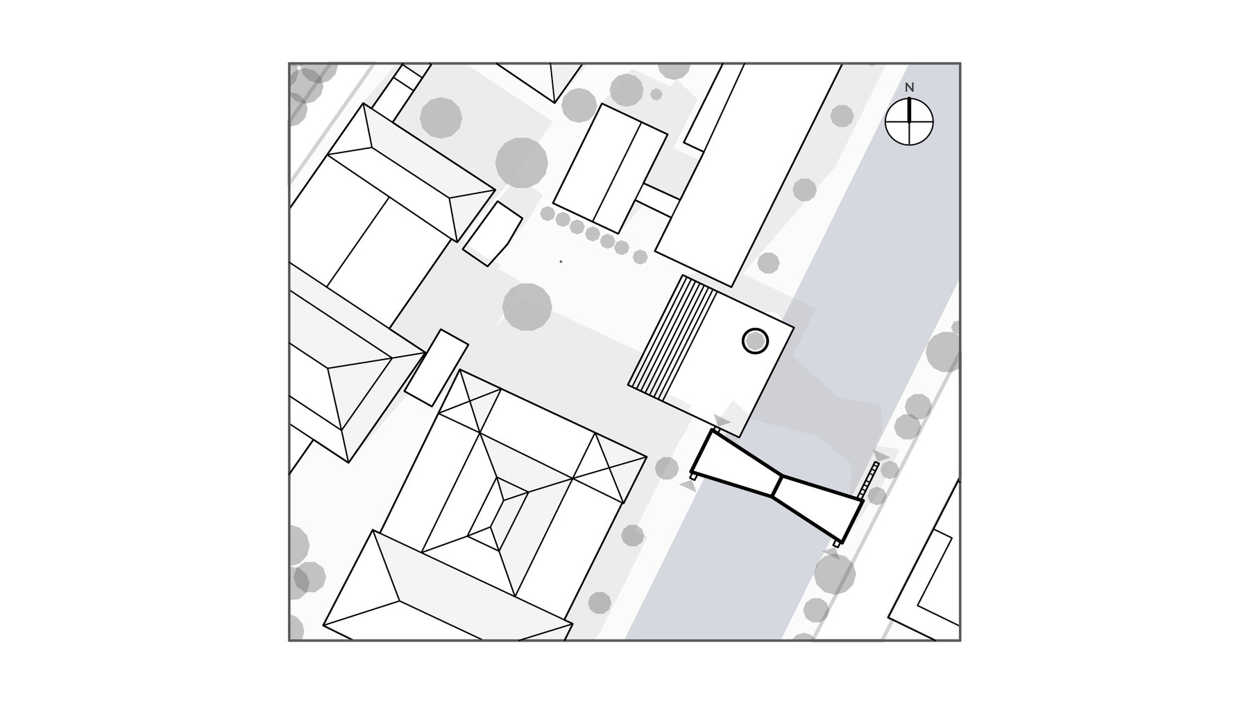 Skizze eines Grundrisses mit mehreren Gebäuden und Gebäudeteilen, die durch Linien und geometrische Formen dargestellt sind. Ein markanter Zugang oder Eingang ist zentral hervorgehoben, umgeben von schattierten Flächen.