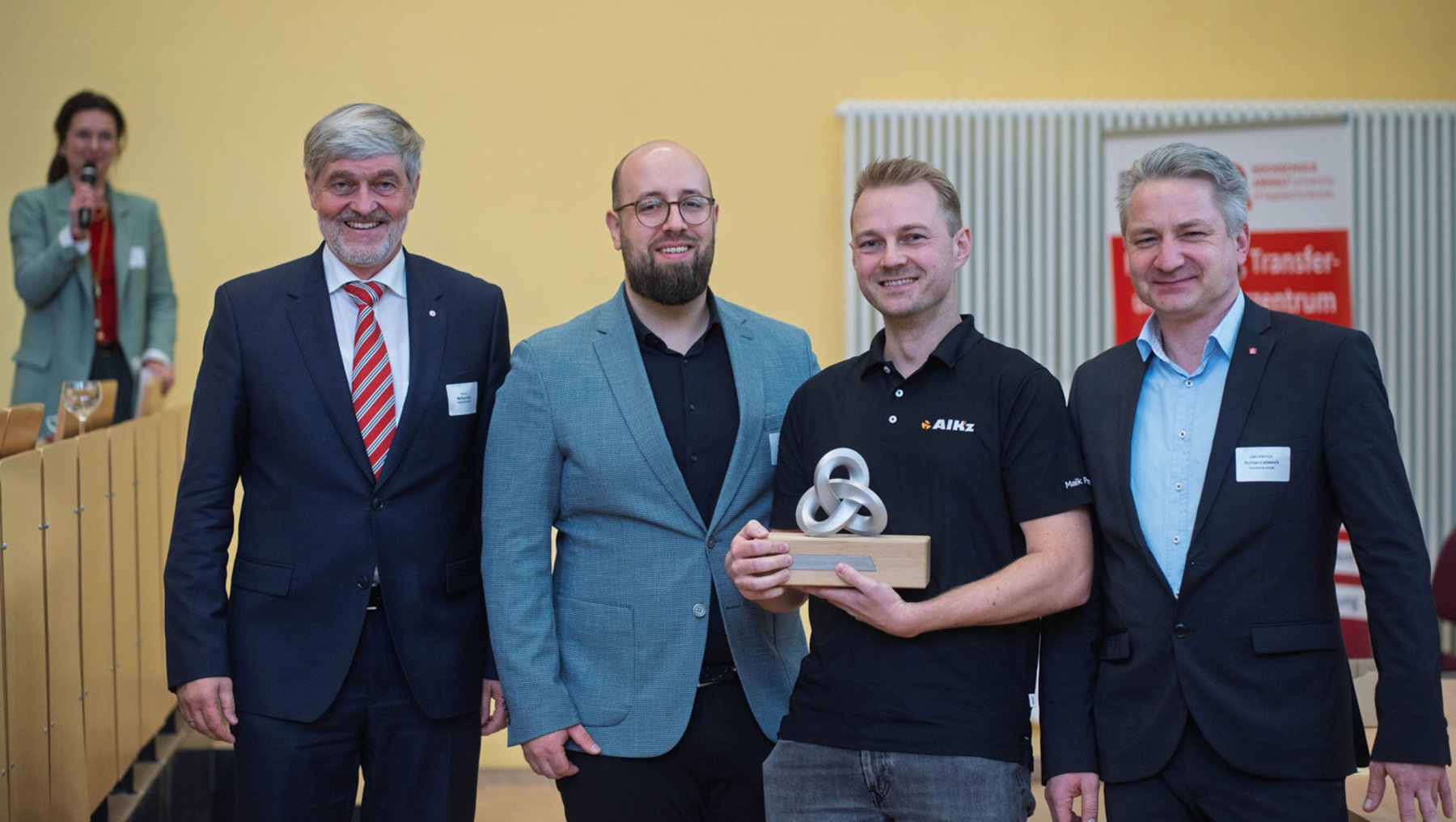 Vizepräsident Prof. Dr. Markus Holz übergibt Preis an Maik Pranzke.