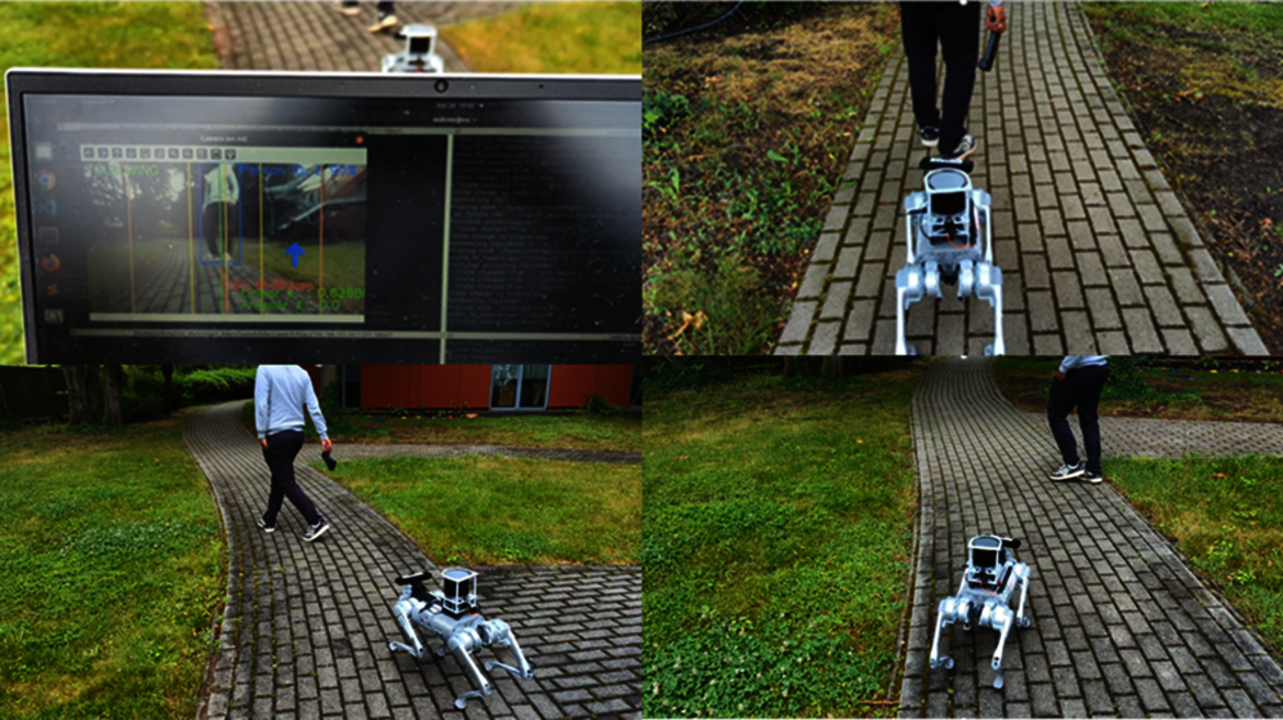 Ein Mensch geht auf einem gepflasterten Weg, begleitet von zwei kleinen, vierbeinigen Robotern, die ihn folgen. Im Hintergrund ist ein Haus mit einem Bildschirm zu sehen, der eine Person in einer virtuellen Umgebung zeigt.