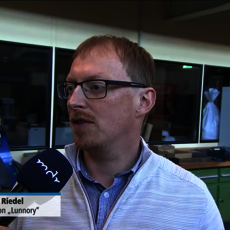 Ein Mann mit Brille und hellem Oberteil wird interviewt und hält ein Mikrofon. Er ist Christian Riedel, Gründer von „Lunnory“.