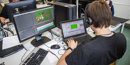 Studierender vor Monitor