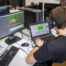 Studierender vor Monitor