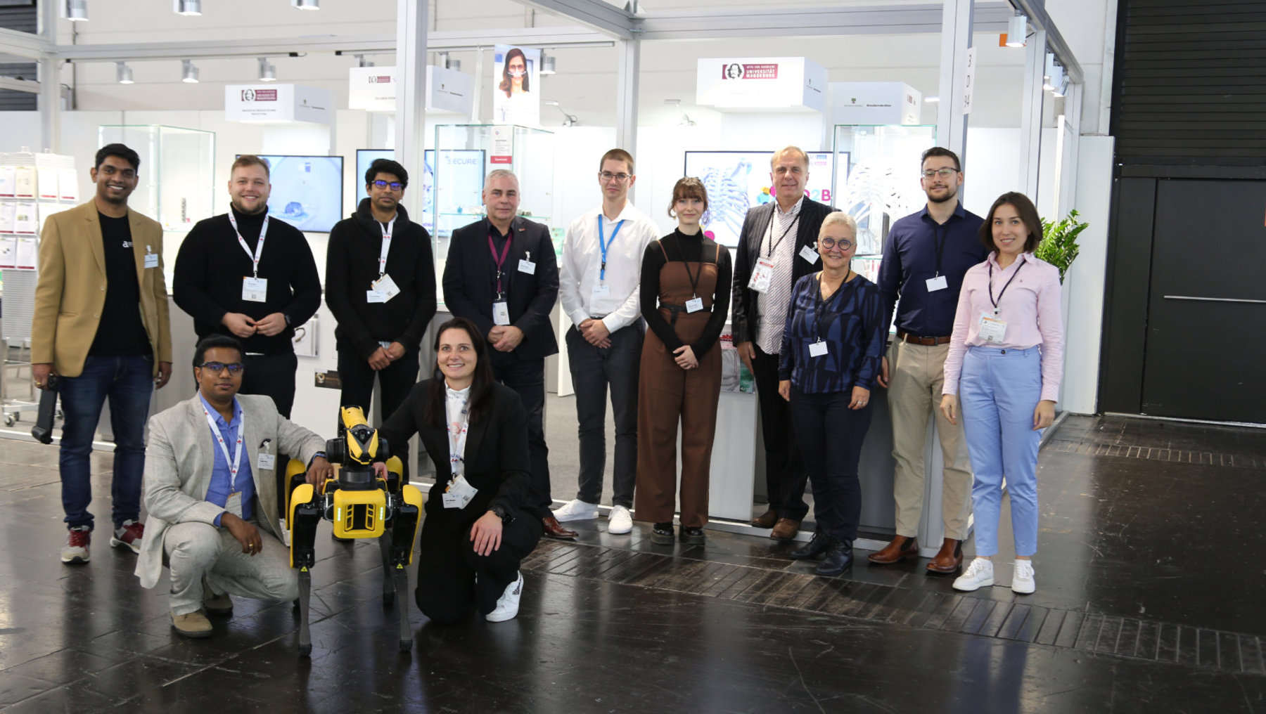 Gruppenfoto des Messeteams am Messestand