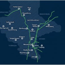 Karte mit grün markierter Bahnstrecke durch Sachsen-Anhalt, Sachsen und Thüringen, die mehrere Städte wie Magdeburg, Halle, Leipzig, Erfurt, Gera und Zwickau verbindet.