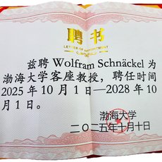 Ein offenes Diplom mit der Ernennung von Wolfram Schnäckel zum Gastdozenten an der Xiamen-Universität, gültig vom 1. Oktober 2025 bis 1. Oktober 2028.