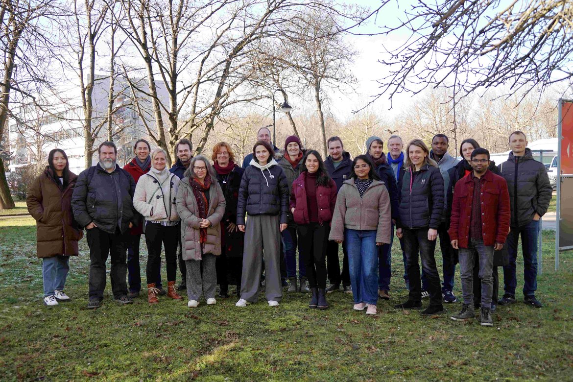 Foto zeigt Personengruppen auf dem Campus der Hochschule Anhalt mit Angehörigen des DFG Forschungsprojekt AgriRestore an der Hochschule Anhalt