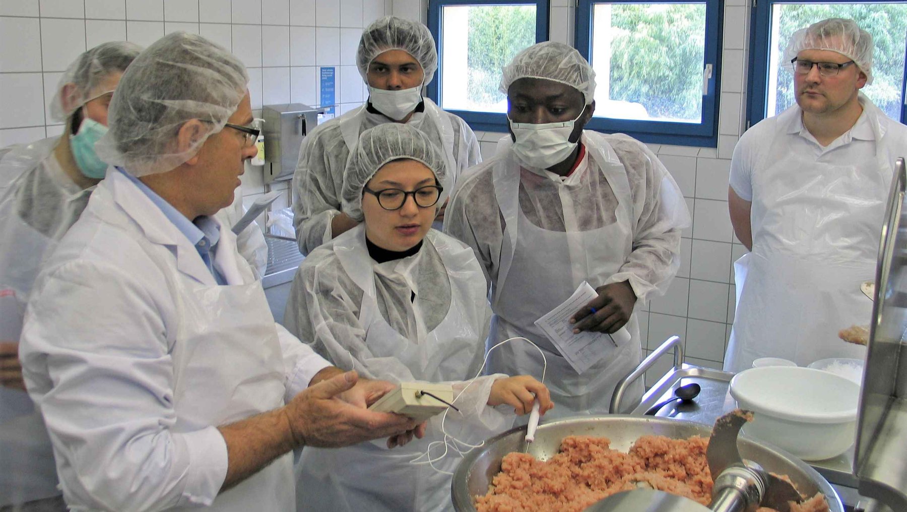 Symbolbild Transformation in der Landwirtschaft: Gruppe im Labor zeigt Lehre und Forschung Lebensmitteltechnologie an der Hochschule Anhalt