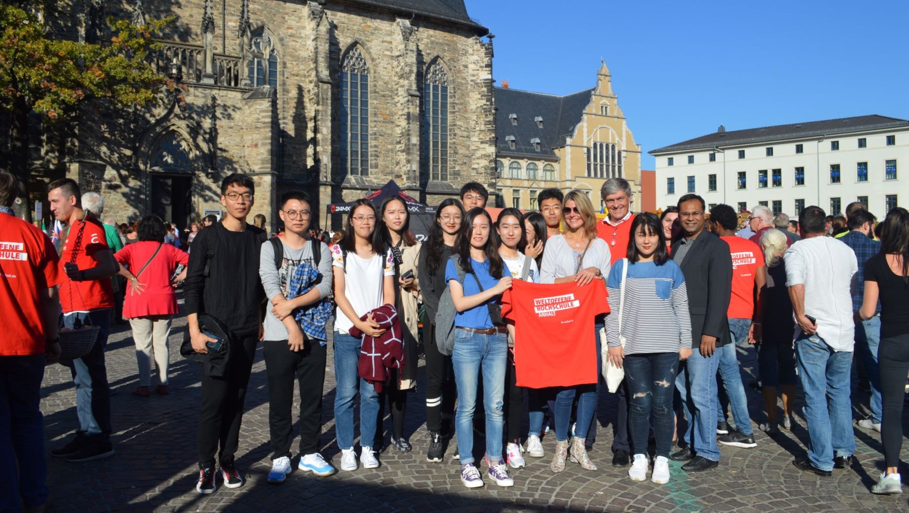 Gruppenfoto mit rotem T-Shirt