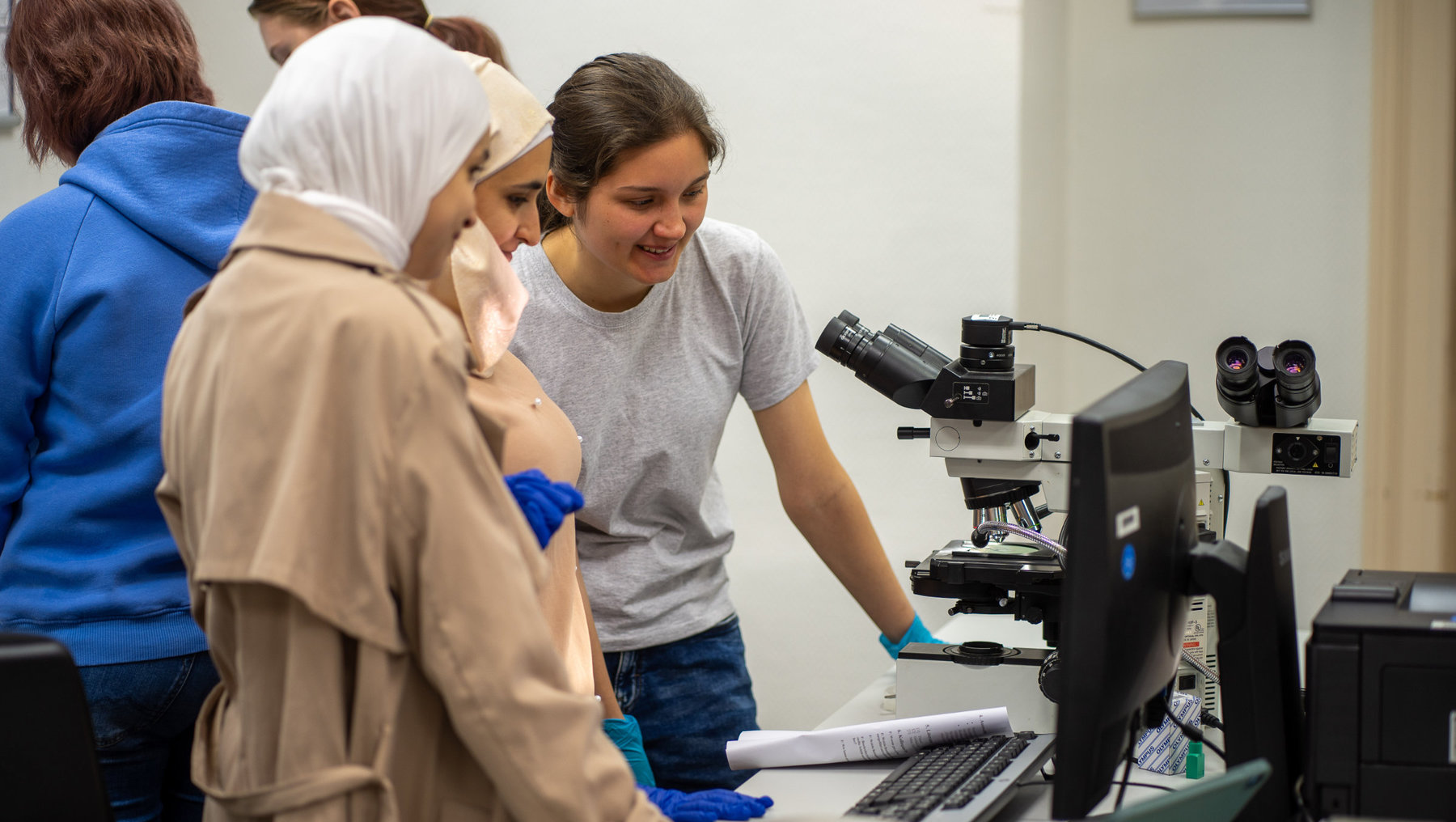 Studentinnen mikroskopieren im Halbleiterpraktikum