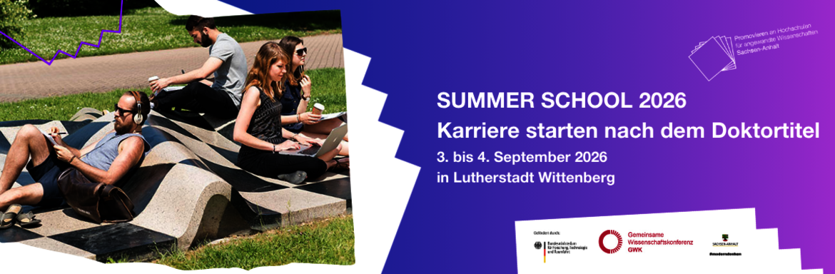 Gruppe von vier Personen entspannt auf einer Wiese sitzend, zwei liegen auf Decken, eine liest, eine andere hört Kopfhörer – Sommer School 2026 zur Karriereplanung nach dem Doktortitel, 3.–4. September 2026 in Lutherstadt Wittenberg.