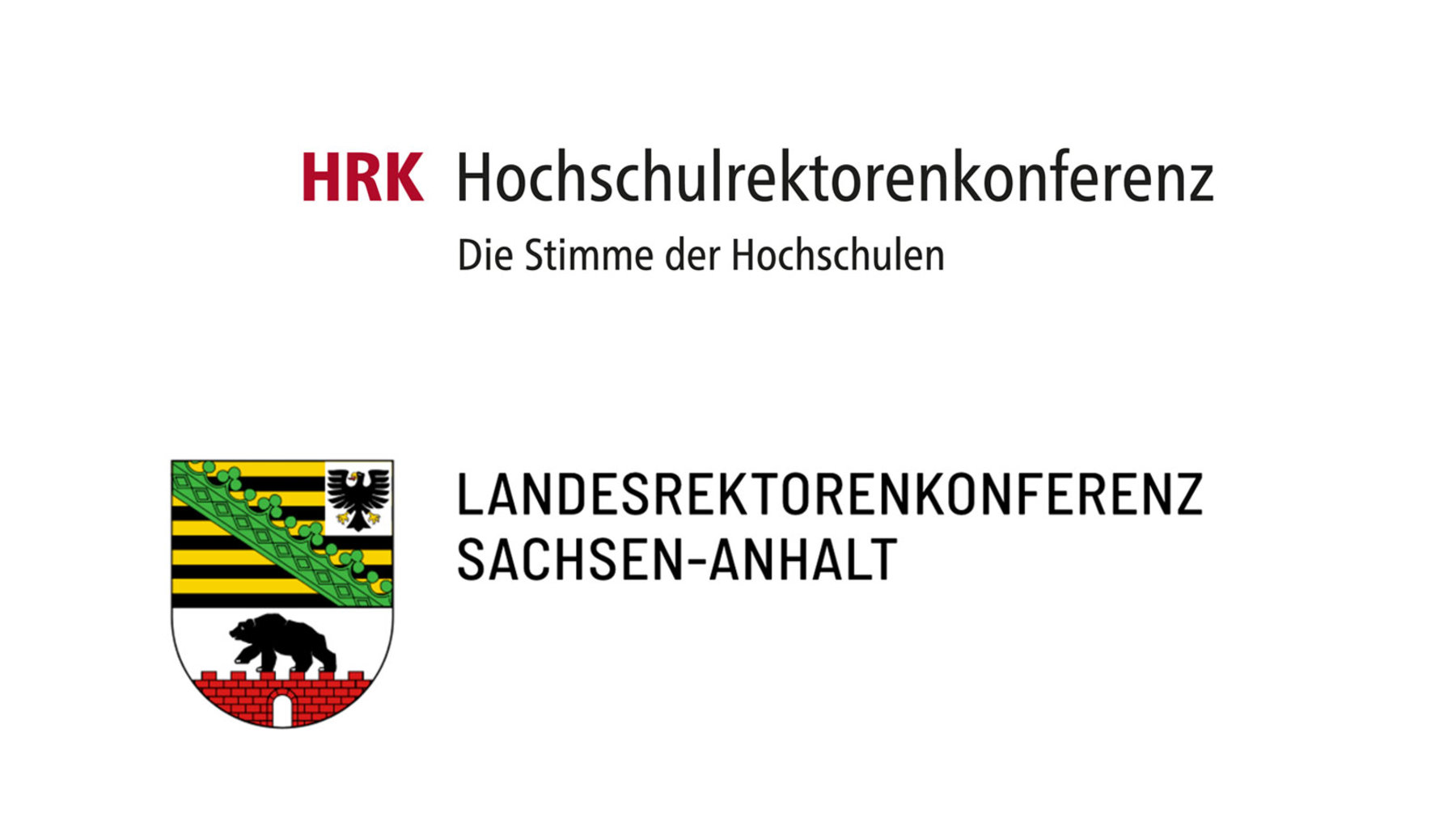 Logo der Hochschulrektorenkonferenz mit dem Zusatz Landesrektorenkonferenz Sachsen-Anhalt. Dargestellt ist ein Wappen mit grünem und rotem Feld, schwarzem Bären und gelb-schwarzem Streifen. Text: HRK, Die Stimme der Hochschulen.