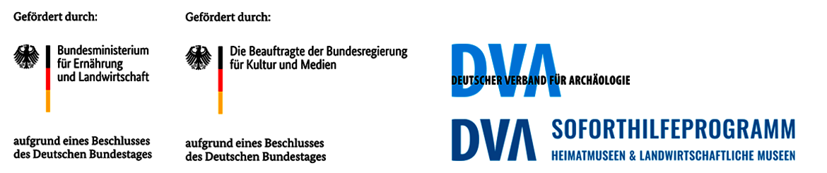 "Das Bild zeigt Logos und Informationen zu Förderprogrammen. Es wird erwähnt, dass das Bundesministerium für Ernährung und Landwirtschaft sowie das Beauftragte der Bundesregierung für Kultur und Medien aufgrund eines Beschlusses des Deutschen Bundestages Förderungen bereitstellen. Zudem wird das Soforthilfeprogramm der Deutschen Stiftung für Archäologie genannt."