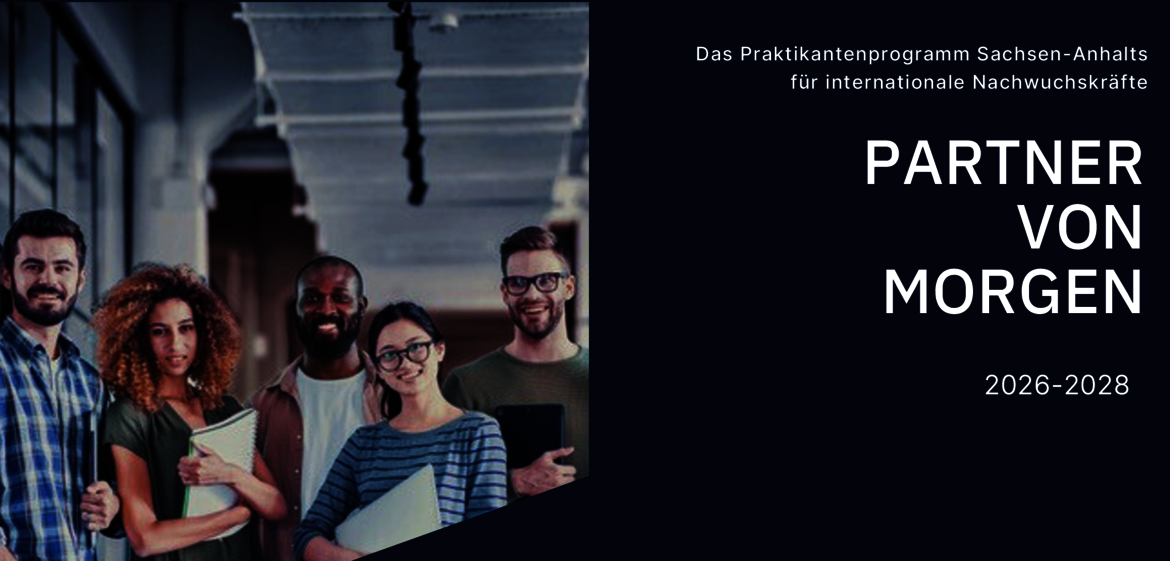 Fünf diverse Personen stehen lächelnd nebeneinander, halten Unterlagen und wirken motiviert. Der Hintergrund zeigt eine moderne Industriehalle. Text: Partner von Morgen, 2026–2028, Praktikantenprogramm Sachsen-Anhalt für internationale Nachwuchskräfte.