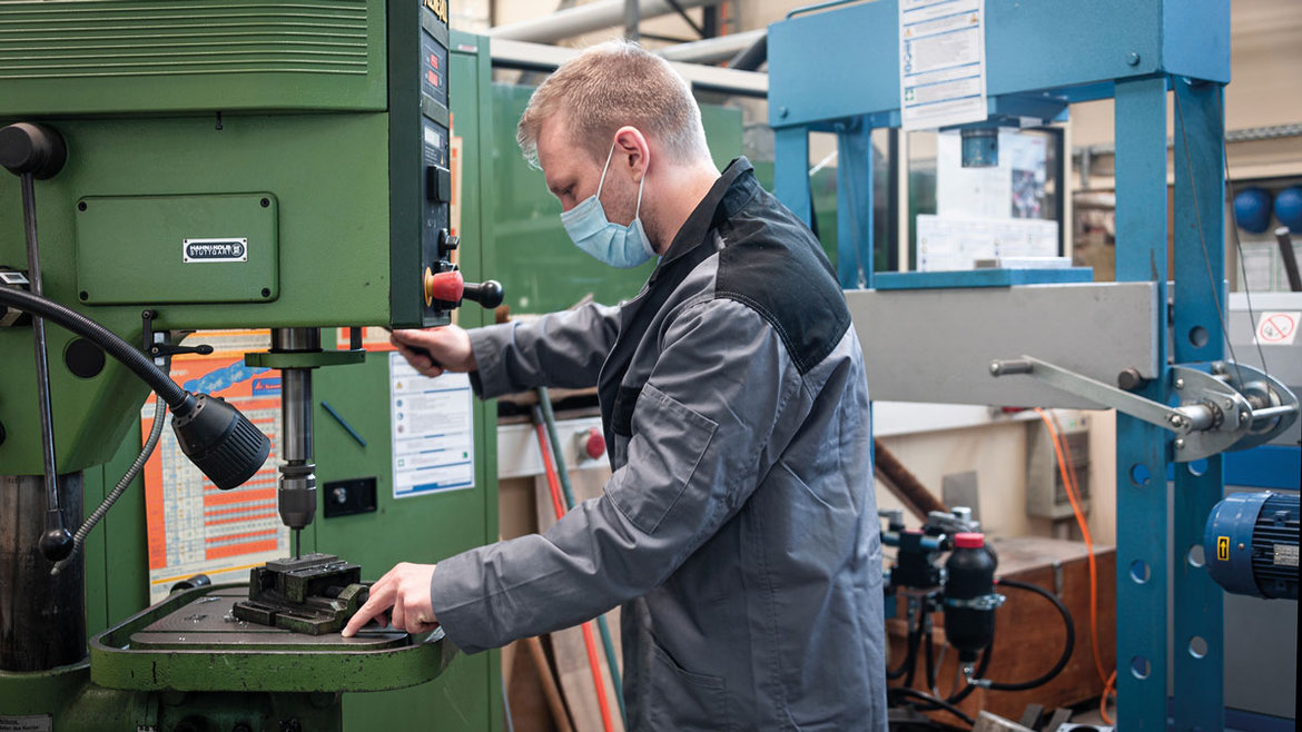 Ein Student arbeitet an einer Maschine