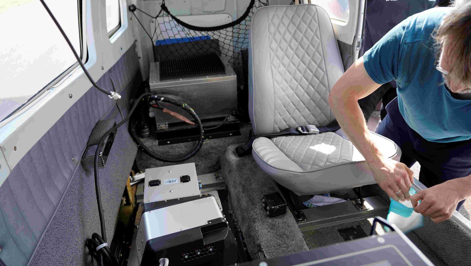 Person im Innenraum eines Kleinflugzeugs mit technischen Geräten zeigt Dr. Bastian Sander von der Hochschule Anhalt in Vorbereitung auf Testflüge mit der Hyperspektralkamera Telops Hyper-Cam Airborne Mini
