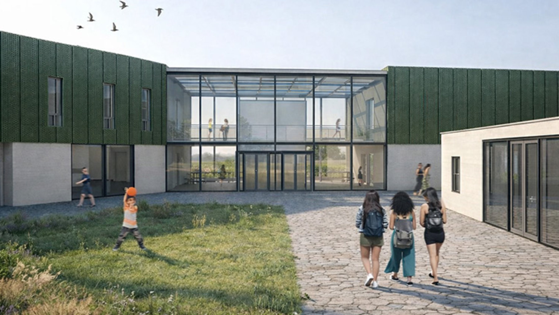 Moderne Schule mit grünen Fassadenelementen und großen Glasfronten, vor der drei Kinder mit Rucksäcken auf einem gepflasterten Weg gehen, während ein weiteres Kind auf dem Rasen spielt. Im Hintergrund fliegen Vögel.
