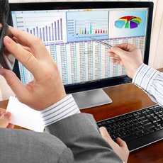 Studierende am arbeiten vor dem Computer
