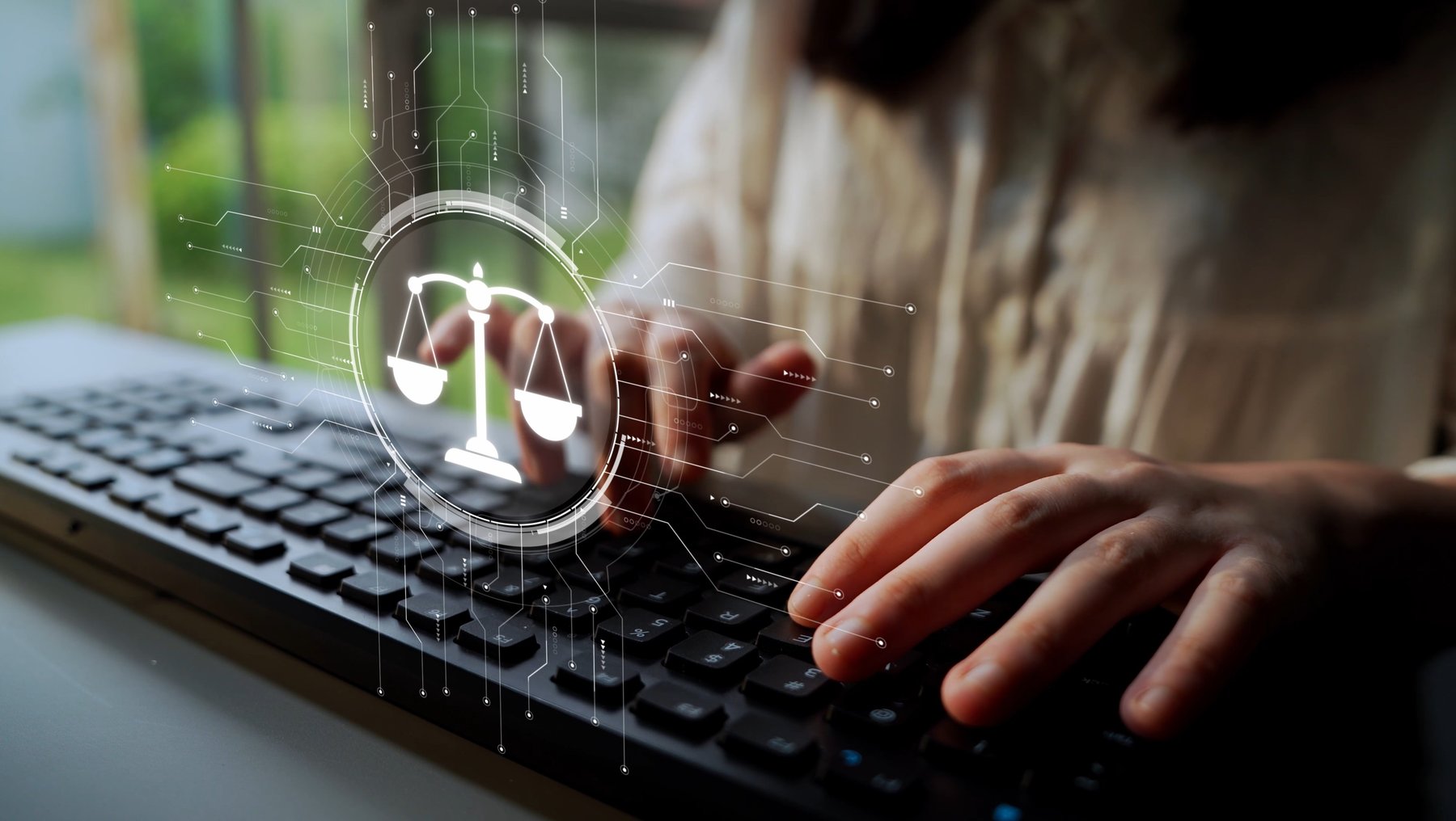 Eine Person tippt auf einer Tastatur, während im Vordergrund ein digitales Symbol einer Waage mit binärem Code-Hintergrund zu sehen ist, das digitale Gerechtigkeit oder Rechtsthemen im Internet symbolisiert.