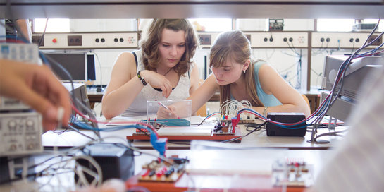 Zwei Studentinnen im Elektrotechnik-Labor