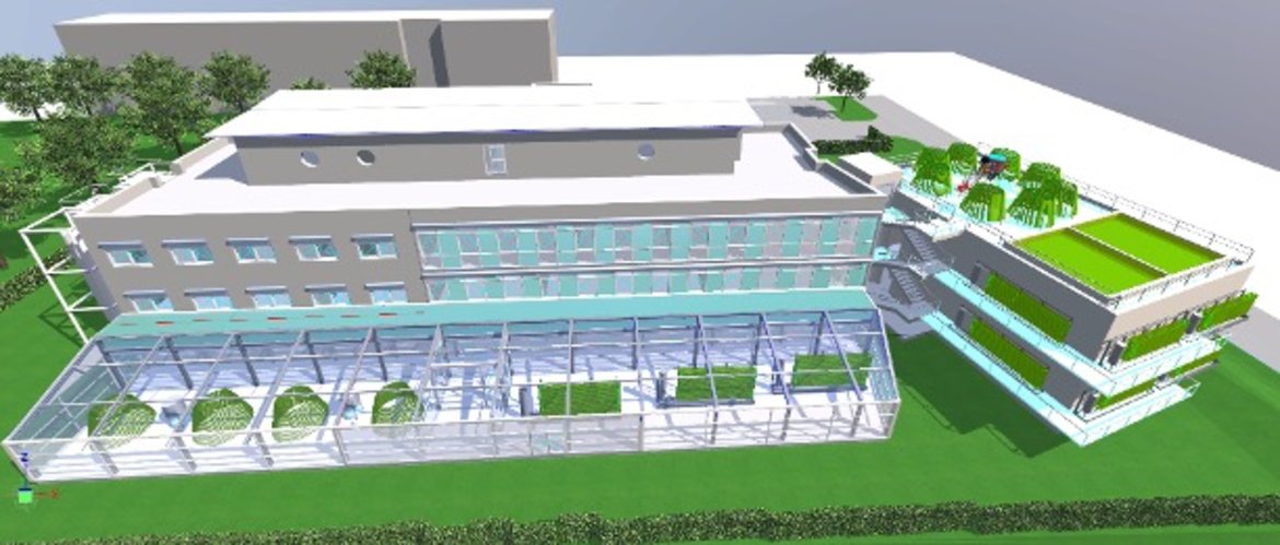 Moderne zweigeschossige Schul- oder Bürogebäude-Anlage mit großem Wintergarten im Erdgeschoss, der mit Glaswänden und -dach überdacht ist und Sitzgelegenheiten sowie Pflanzen enthält. Dachbereiche sind begrünt.
