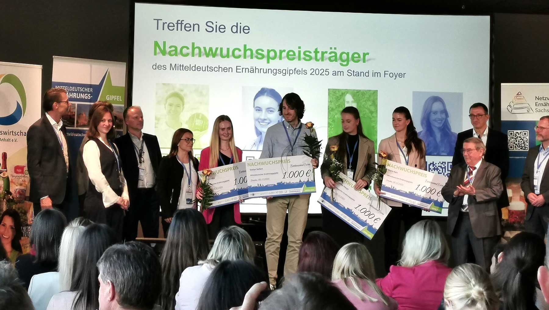 Gruppenfoto bei der Preisverleihung der Nachwuchspreisträger des Mitteldeutschen Ernährungsgipfels 2025, bei der sechs Preisträger Schecks in Höhe von jeweils 1000 Euro entgegennehmen.