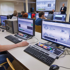 Studenten am Computer im Unterricht