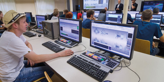 Studenten am Computer im Unterricht