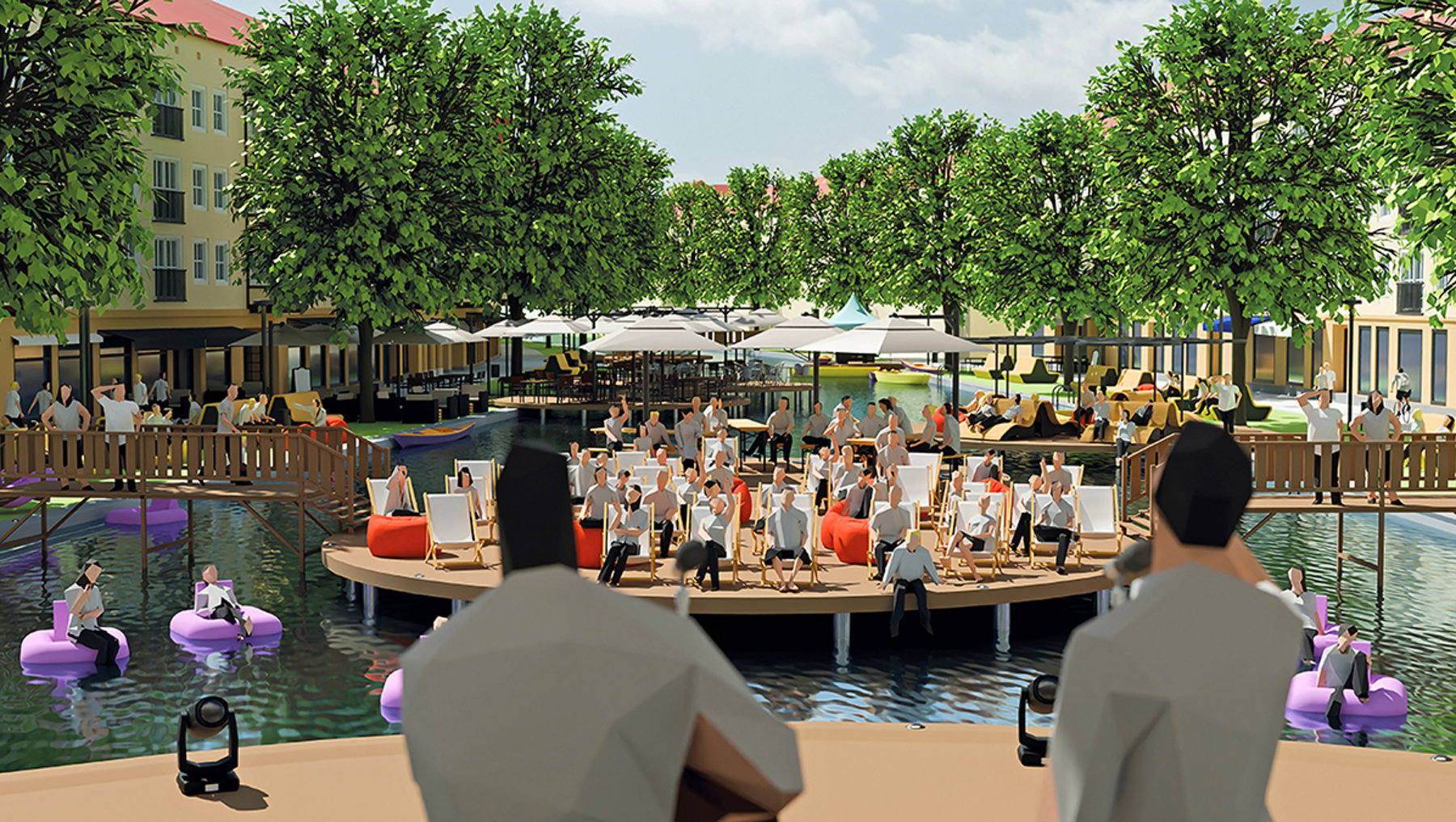 Belebte Außenanlage mit Wasserbecken, in dem mehrere runde, bunte Sitzinseln schwimmen. Im Hintergrund ein Café oder Restaurant mit vielen Gästen an Tischen und unter Sonnenschirmen. Zwei Personen stehen im Vordergrund und blicken auf das Becken. Bäume und Gebäude säumen die Szene.