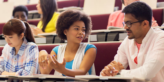 Studierende diskutieren im Hörsaal