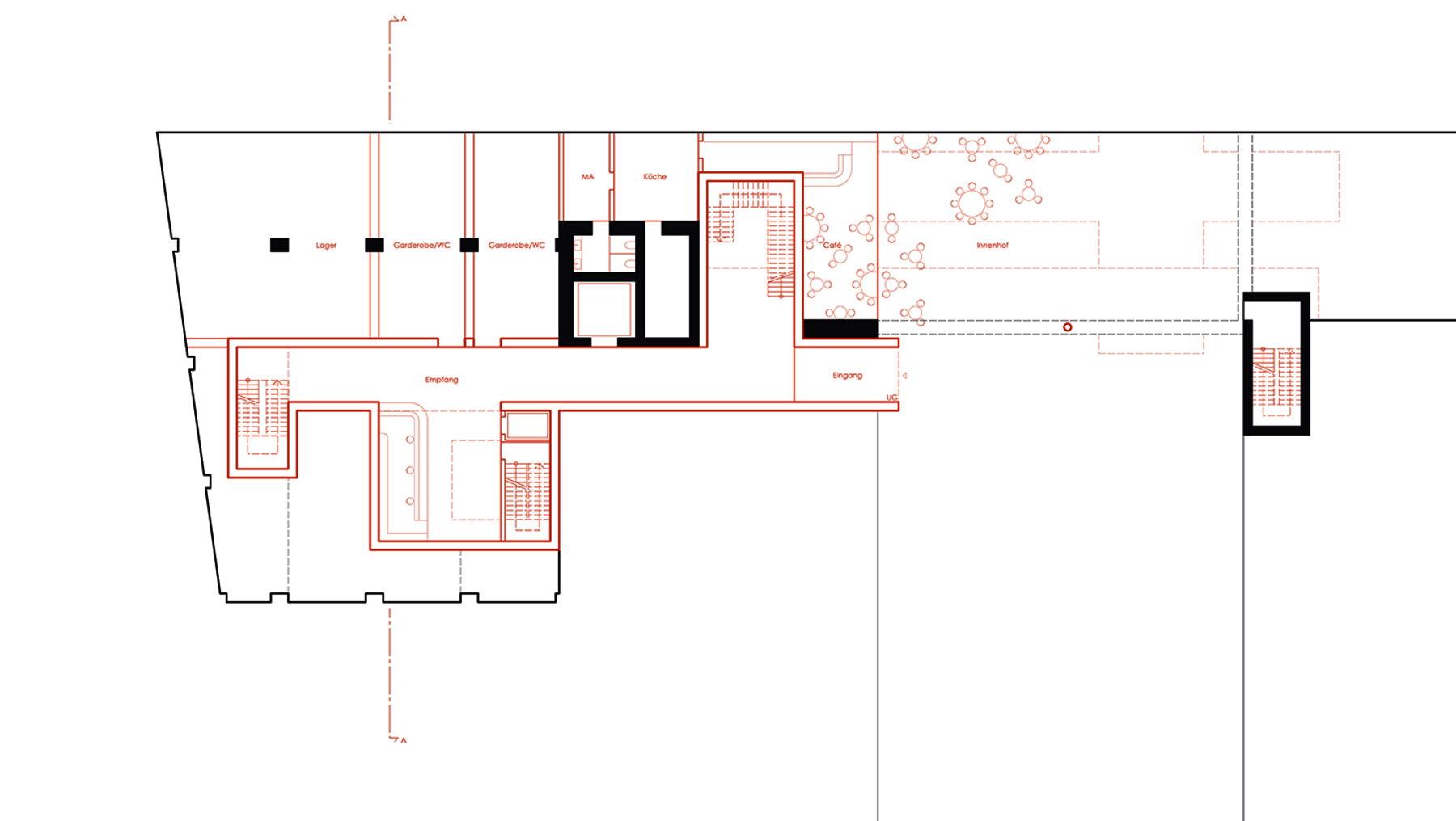 Grundriss eines Gebäudes mit markierten Fluchtwegen in Rot. Im Inneren sind Räume wie Küche, Bad und Wohnbereich erkennbar. Ein Treppenhaus und ein Außenbereich mit Sitzgelegenheiten sind ebenfalls eingezeichnet.