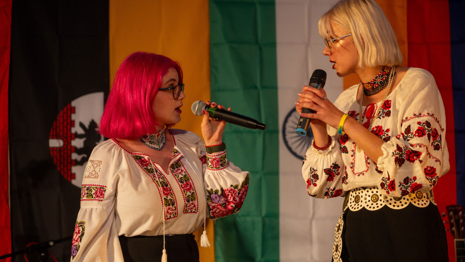 Zwei internationale Studierende singen 