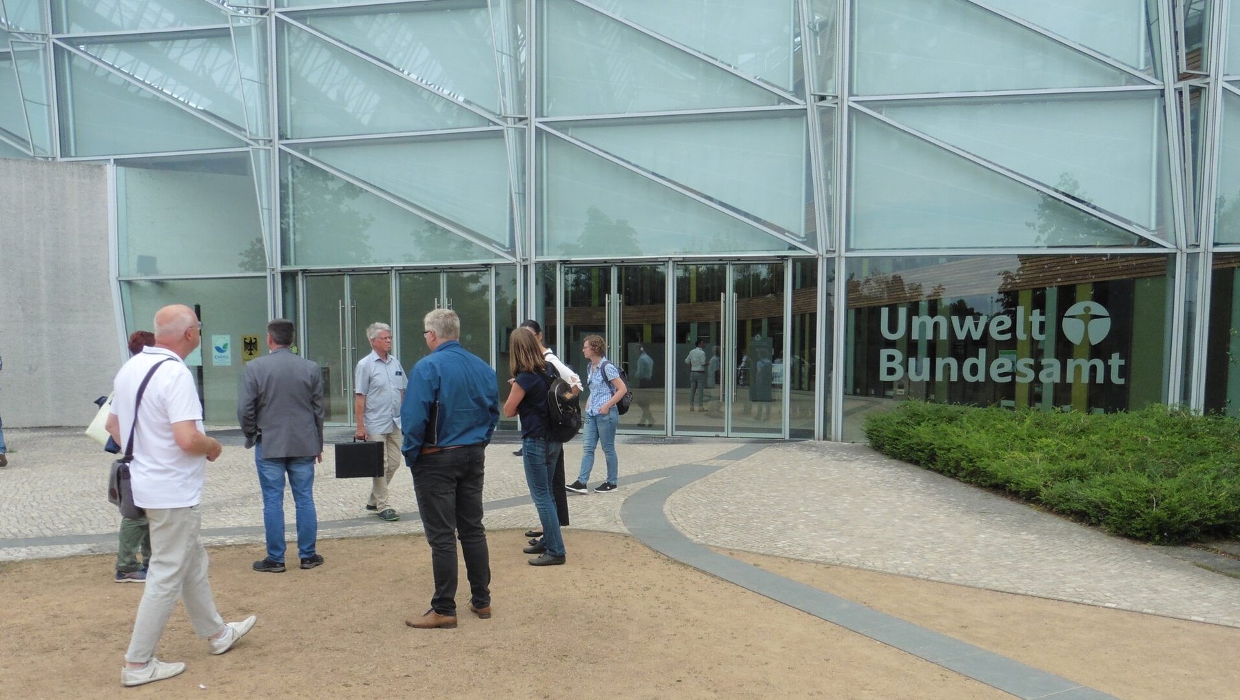 Bild mit Personen vor dem Umweltbundesamt zeigt Treffen des Netzwerks Nachhaltige Wirtschaft